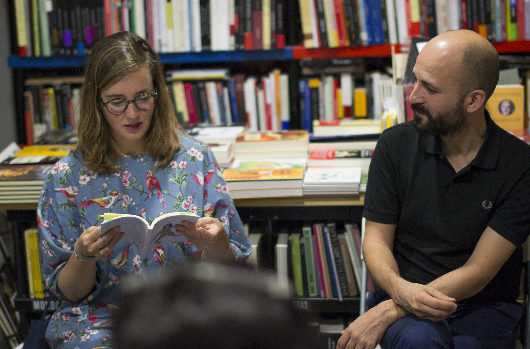 Con el crítico literario Daniel López García en la librería La Fuga de Sevilla (España). Foto: Samuel Capdeville .