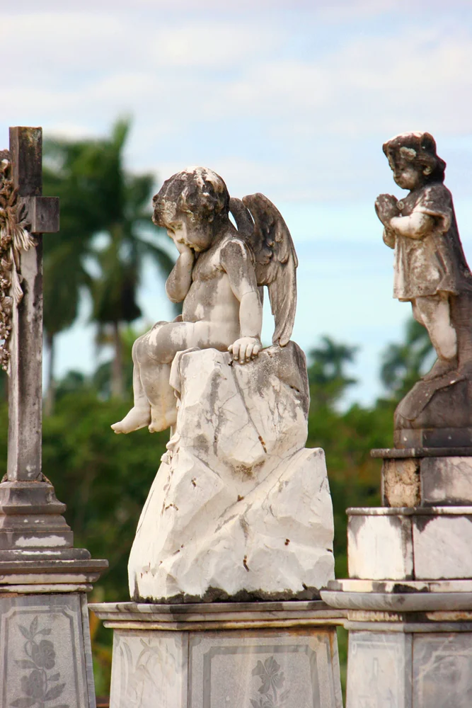 Tomb statue 1 Cienfuegos.jpg