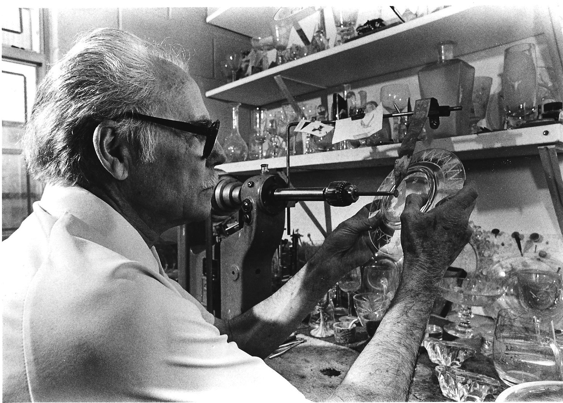 Minor Vinck works on a glass engraving
