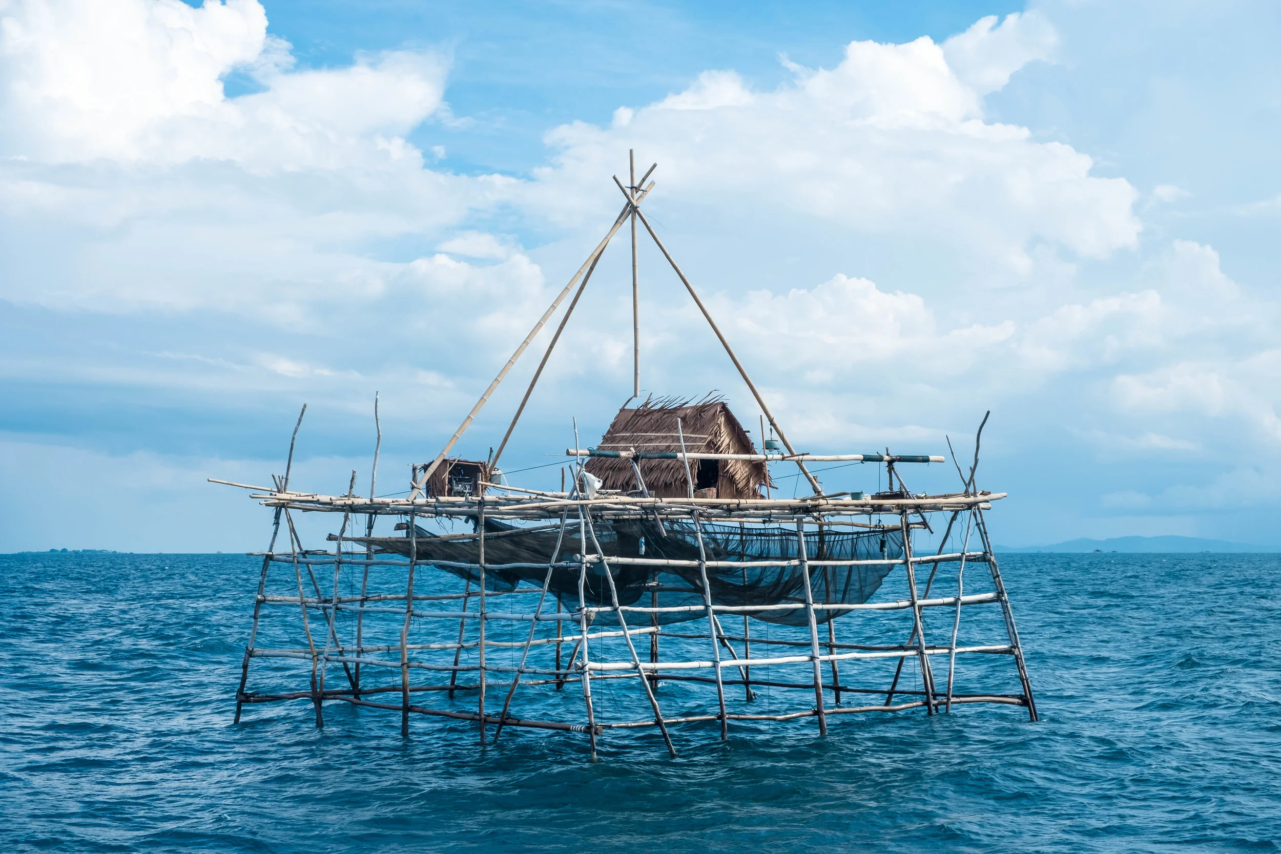 Fish attracting device
