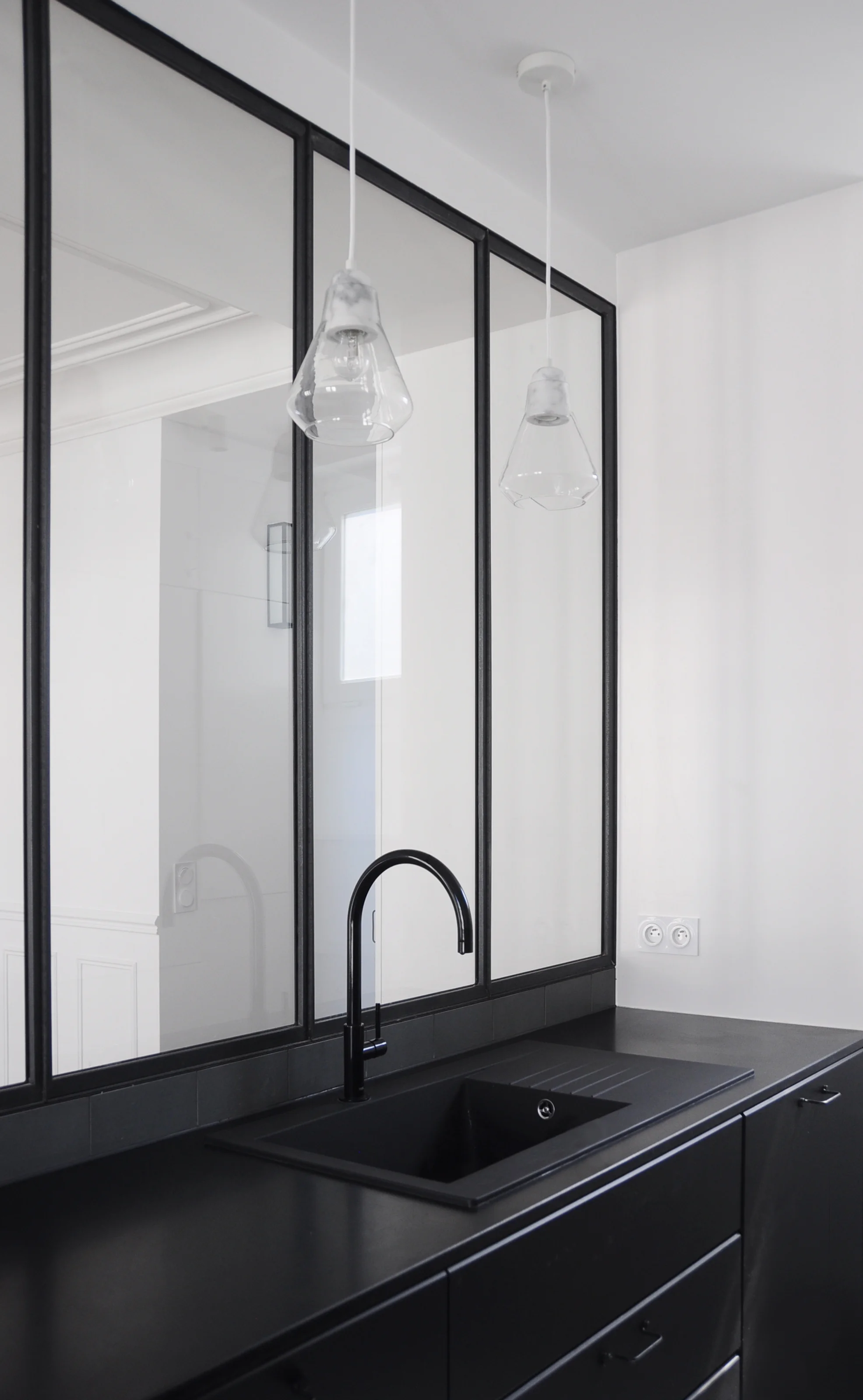 Renovation appartement 07 - verrière acier cuisine noire.jpg
