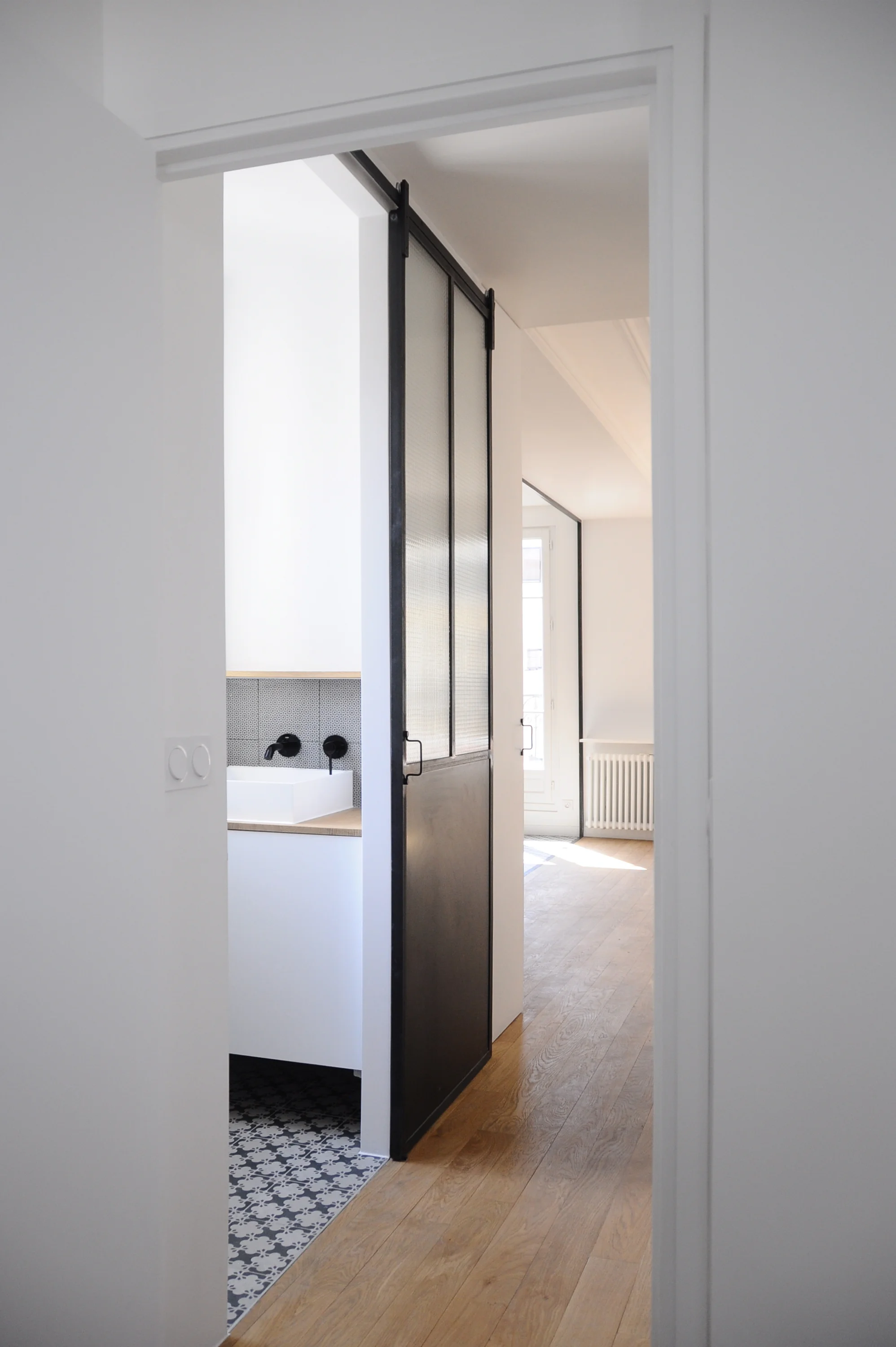 Renovation appartement 09 - porte vitrage armé carrelage graphique.jpg