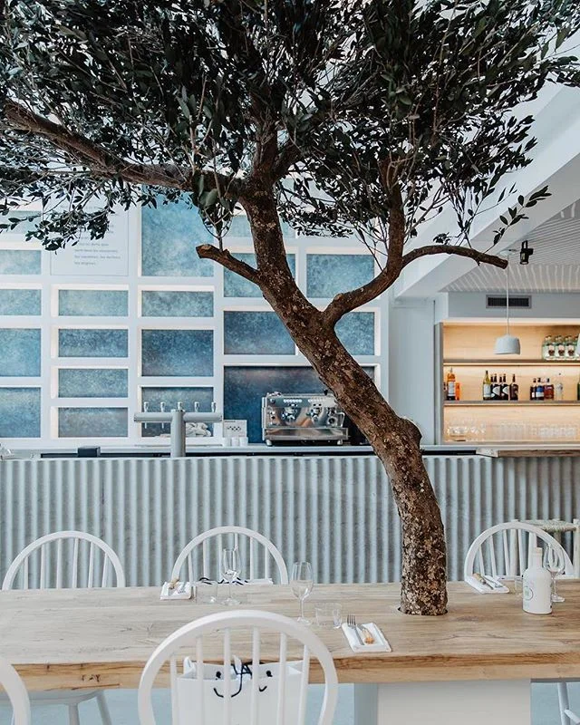 Le nouveaux restaurant Yaya est livré  #atelieruoa #hallesecretan #interiordesign #yaya #kalios #grece #paris #food  @yayarestaurant @juanarbelaezchef @mykalios