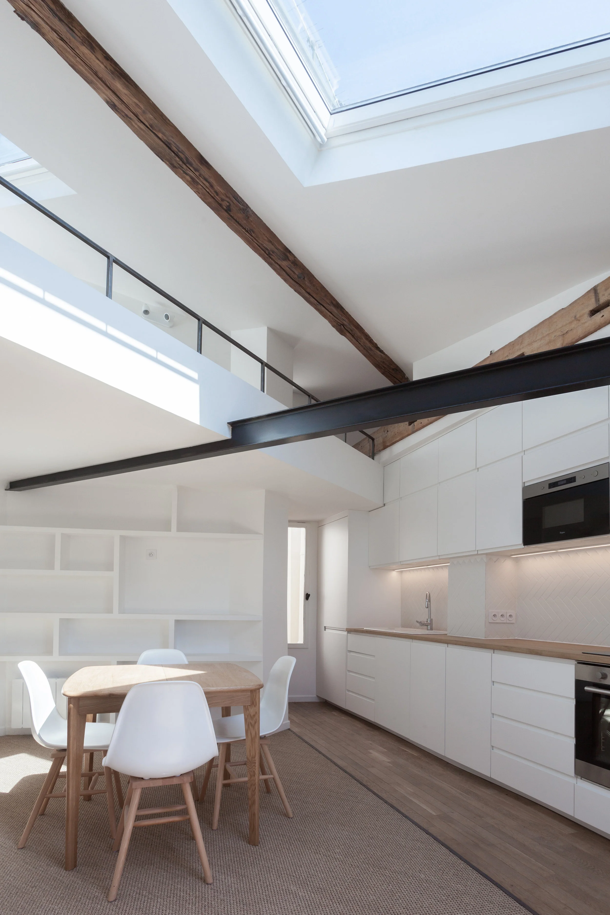 03/12/2018 - LIVRAISON - MONTHOLON Transformation d’un étage de chambres de service d’un immeuble haussmannien en 5 duplex.