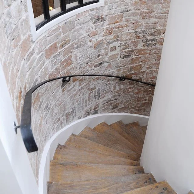 Rénovation d’un appartement aux briques apparentes #atelieruoa #brick #stairs #instaarchitecture #instainteriordesign #instadecoration #paris #architecture #design #architects #project #architecturelovers #architecturephotography #archit