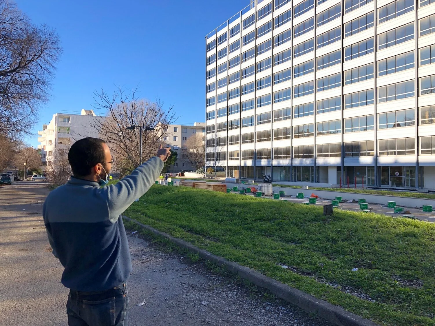 01/2021 => 08/2022 - BUROPOLIS à MARSEILLE16 000 m² voués à la démolition et occupés depuis le mois de février par 200 artistes et une école d’infirmières de la Croix Rouge. https://yeswecamp.org/buropolis/