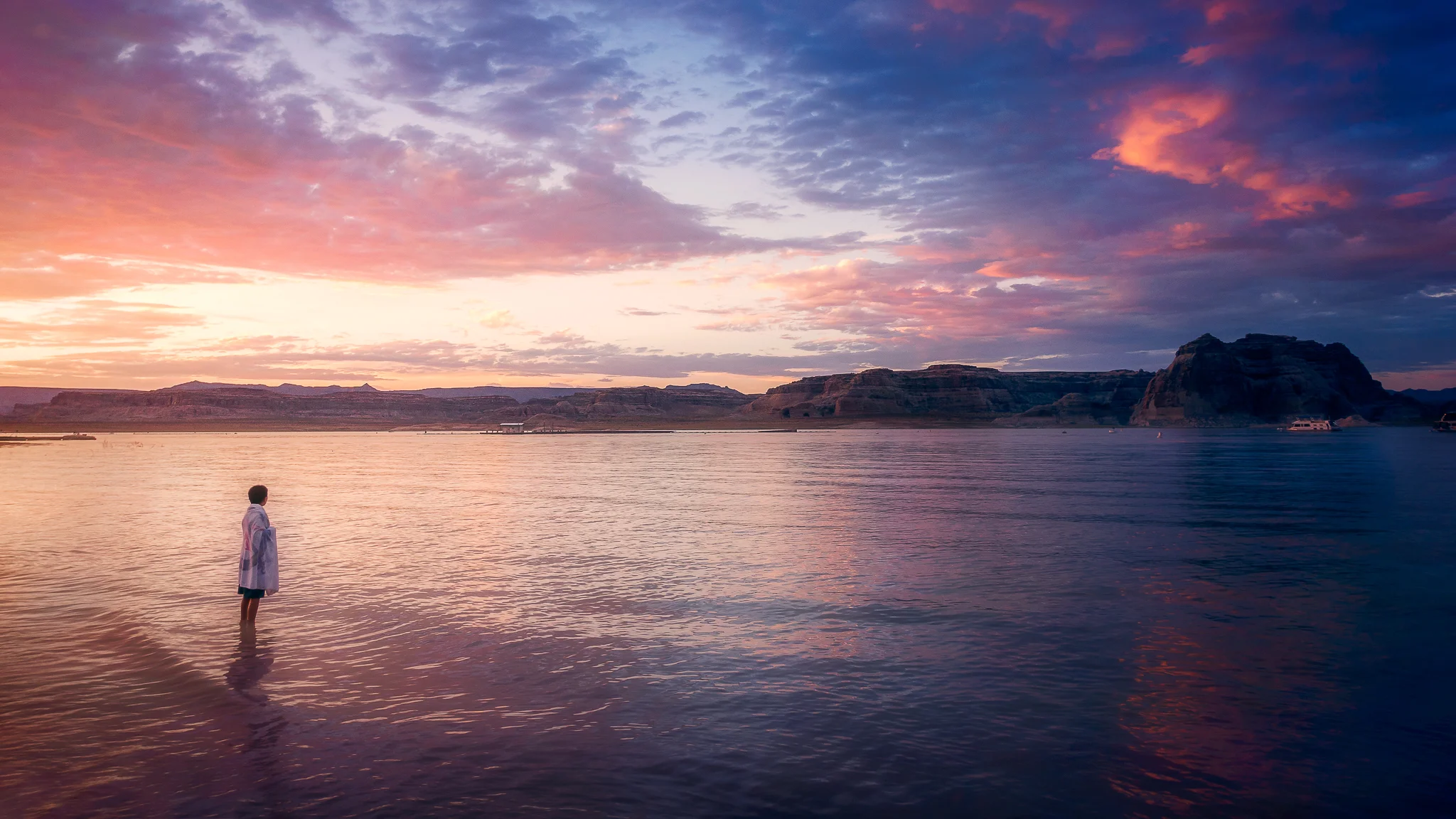 Enfant face au lac Powell, Usa.