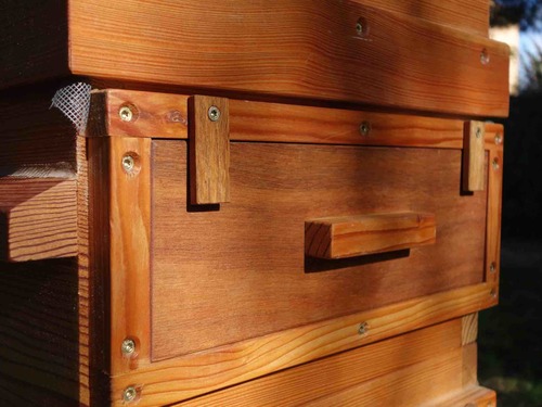 La hausse supérieure avec la moustiquaire propolisée