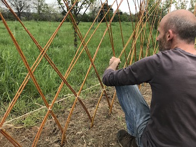 Mars 2018, chantier plantation clôtures vivante osier et irrigation, Tony et François