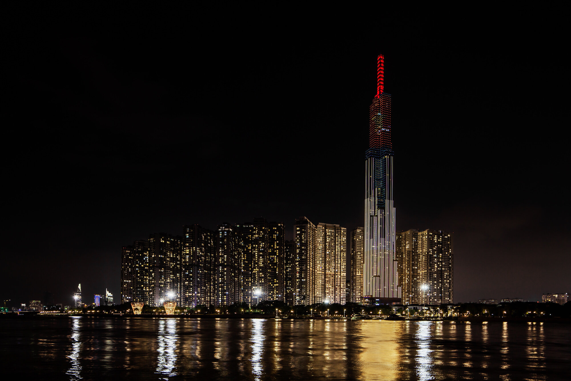 04_TGB_20201215_Osram_Landmark81_Timelapse_Canon5DMKII_24TSE_01494_Final.jpg