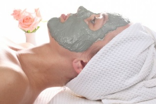 massage-oil--spa--white-background--woman_3212643.jpg