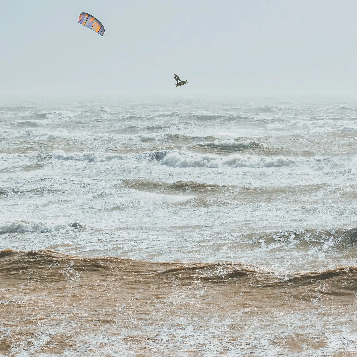 What is this forecast all about??? Anyone else finding the lack of wind hard to deal&hellip; longest time at home and no wind 😮&zwj;💨😂🏖️ #tbt to the ultimate storm! With @jettbradshaw_ at the local #isleofwight 🤟👌 #courtintheact #stormchase 
.
