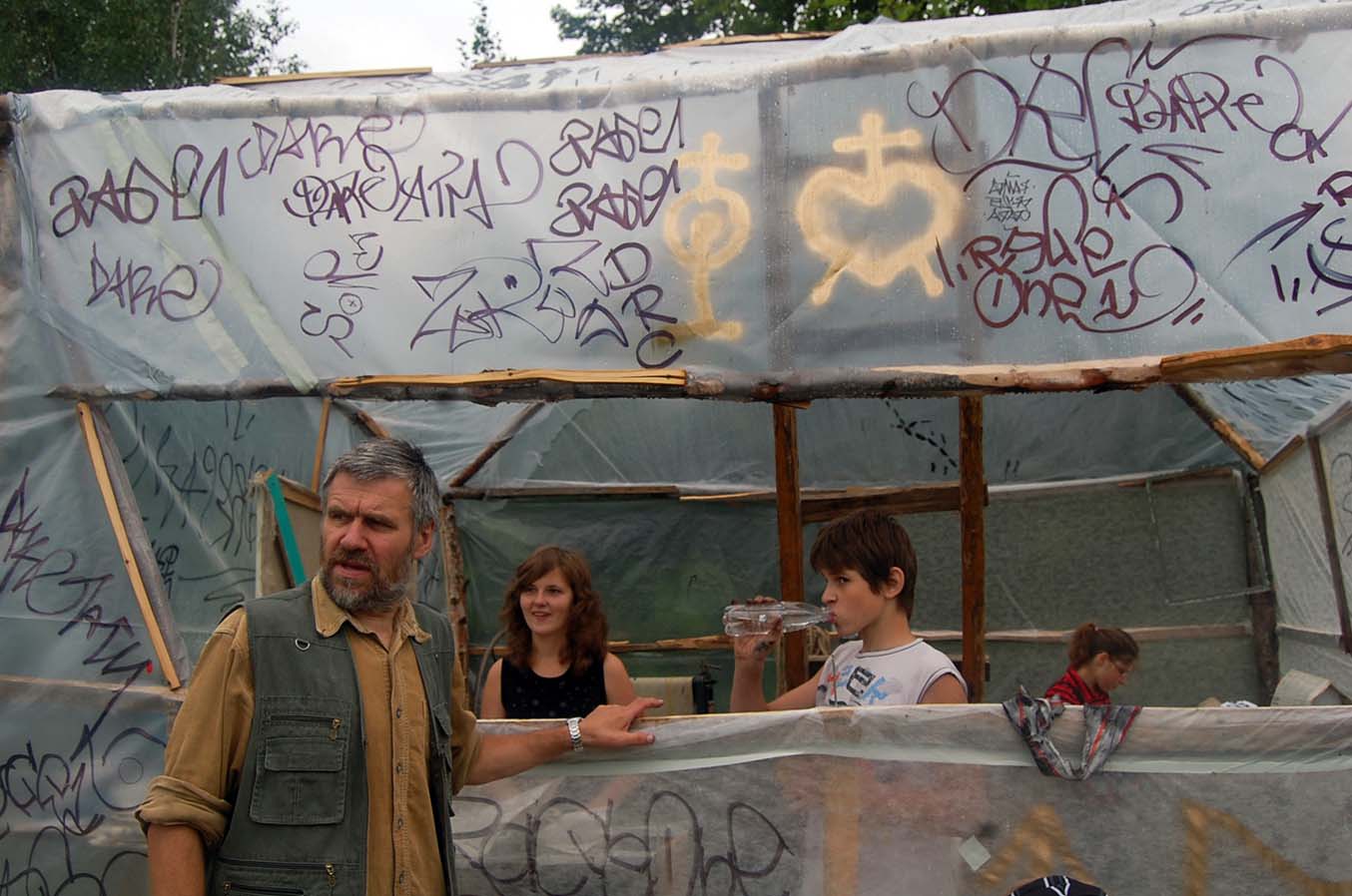 Grafikos dirbtuvės ir Romualdas Pučekas su Dusetų dailės mokyklos mokiniais Fotografas Žilvinas Danys