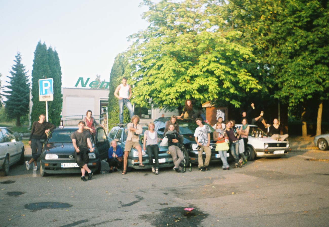 Sintezes 2008 bendruomenė prie parduotuvės Dusetose