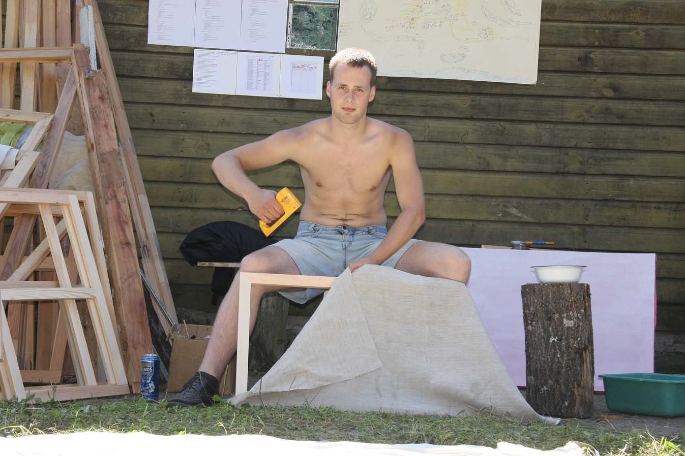 Plenerinės tapybos dirbtuvės, Gerdenis Grickevičius tempia drobes Fotografas Arnas Anskaitis