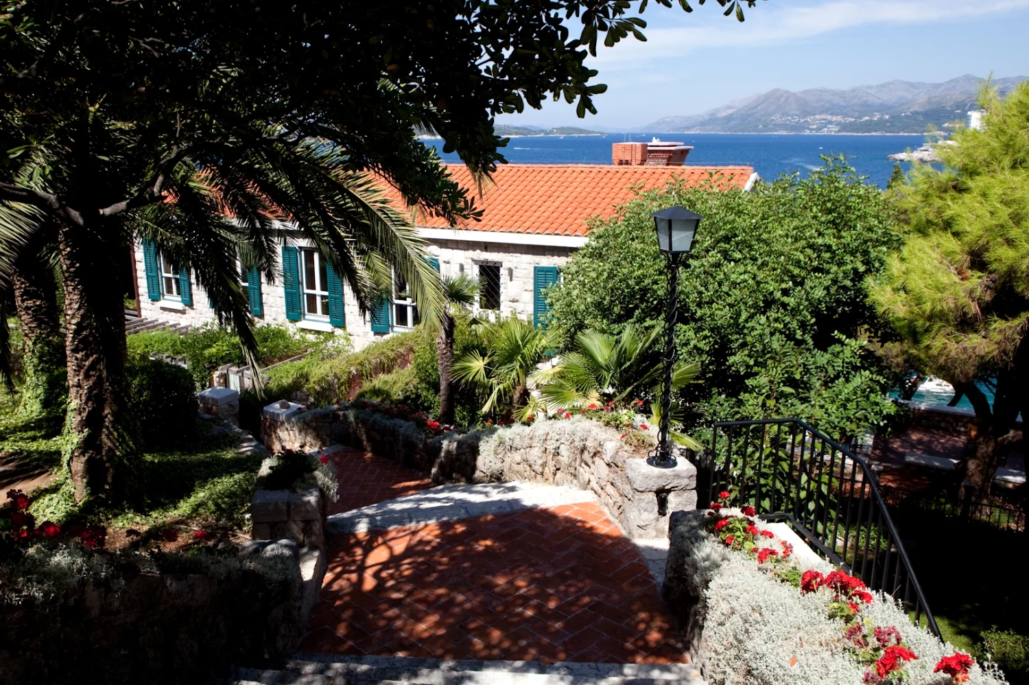 Villa Splendid rises from the sparkling Adriatic in 4 stories. 