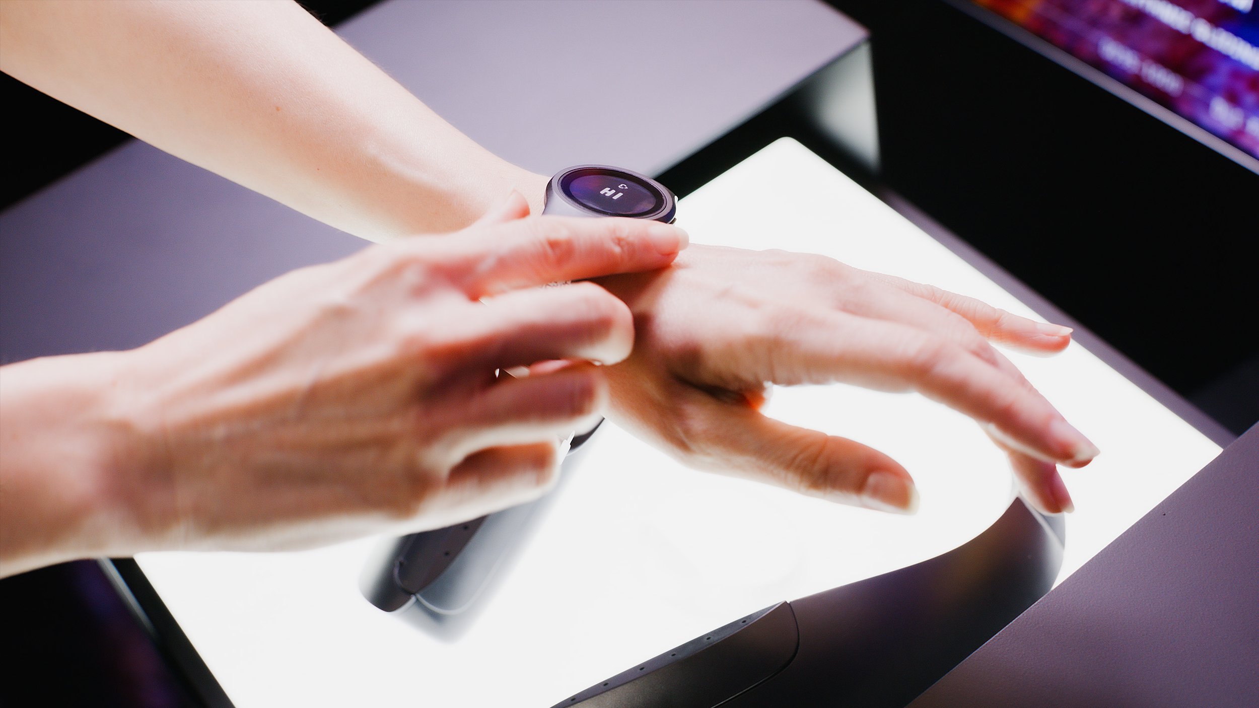 A Data.Link biosensing device being placed on a visitor. Image: DATALAND.