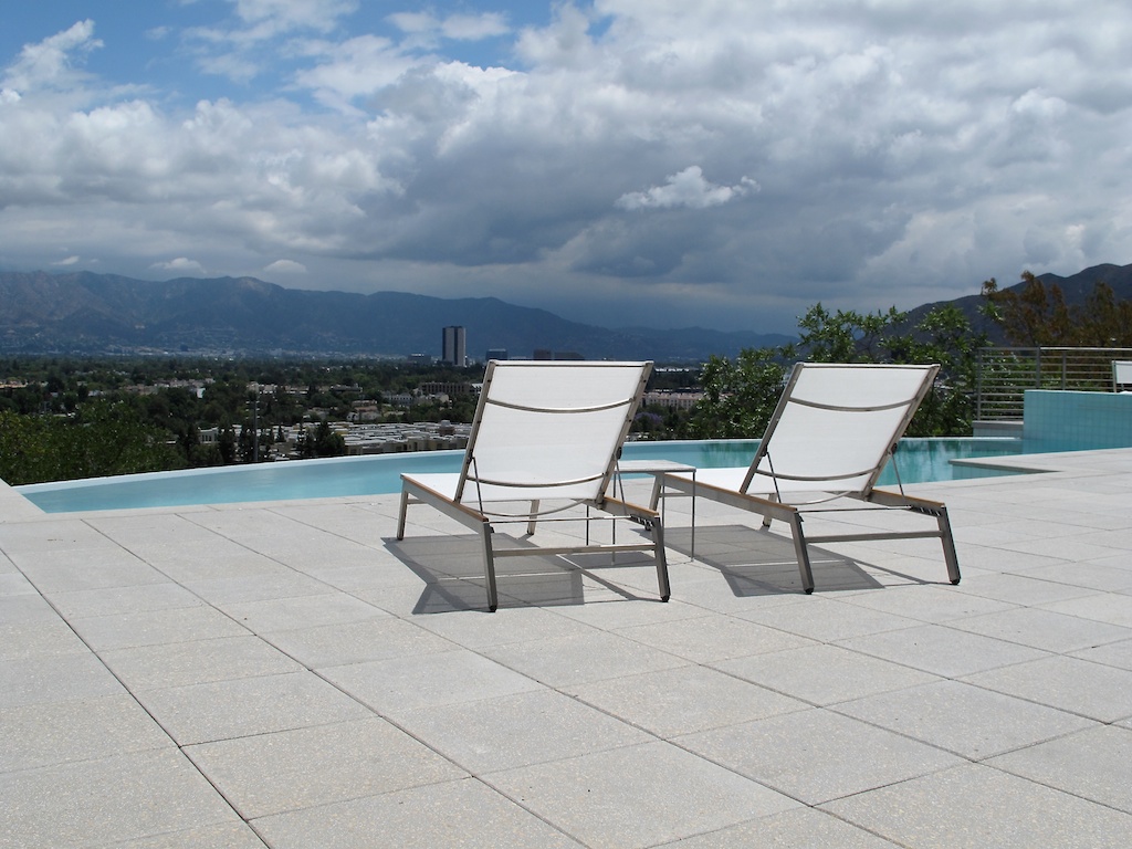 White_patio_chairs.jpg