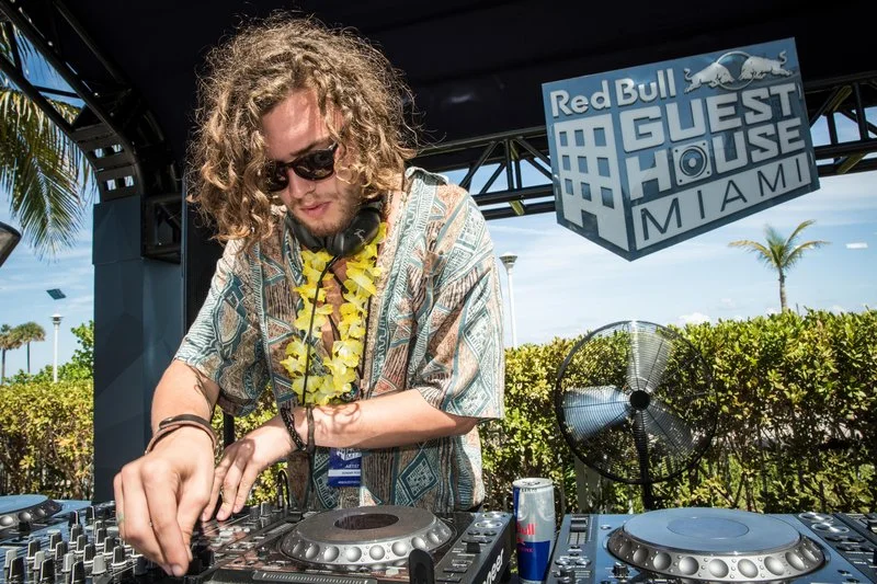 thomas-jack-turns-up-the-bass.jpg