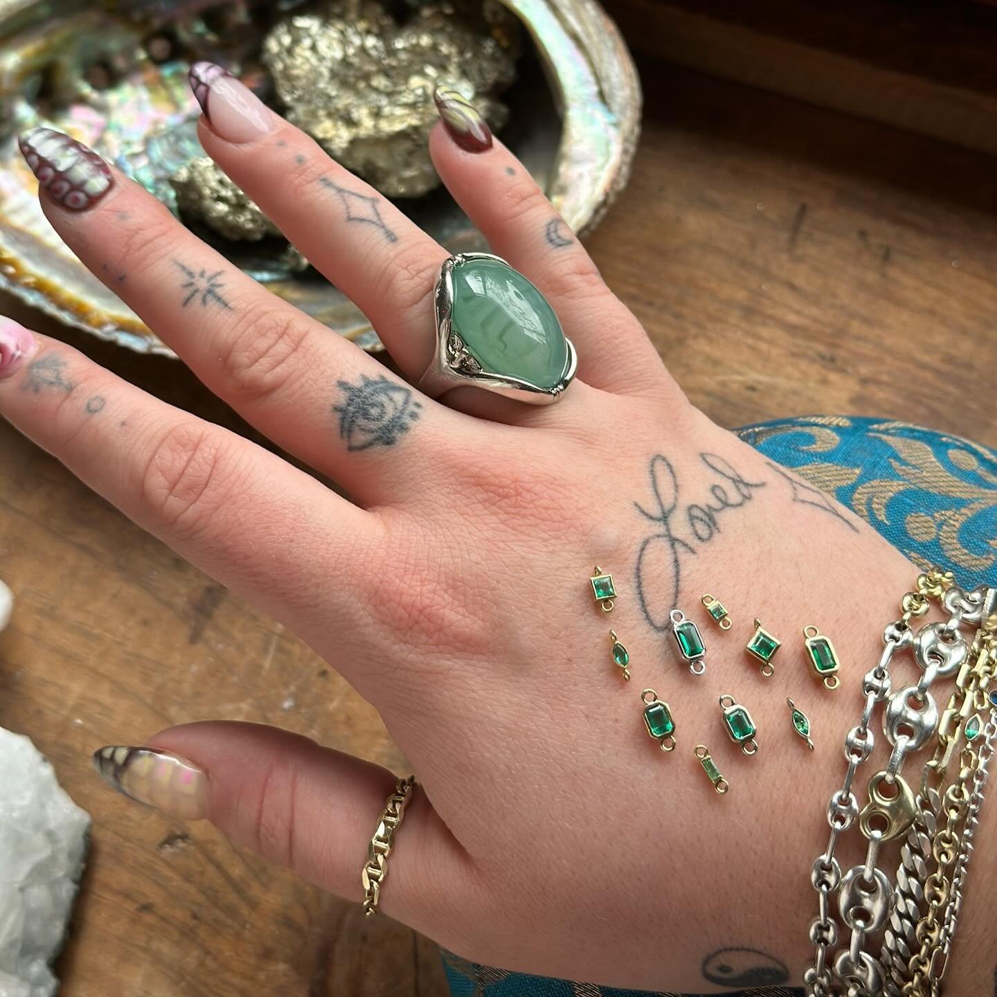 💚💚 E M E R A L D  M O N T H 💚💚

Emerald is one of the most powerful, highly sought after precious gemstones used for healing. Historically it has been used as an antidote to poisons and to strengthen or heal the physical body. For ages, it has be