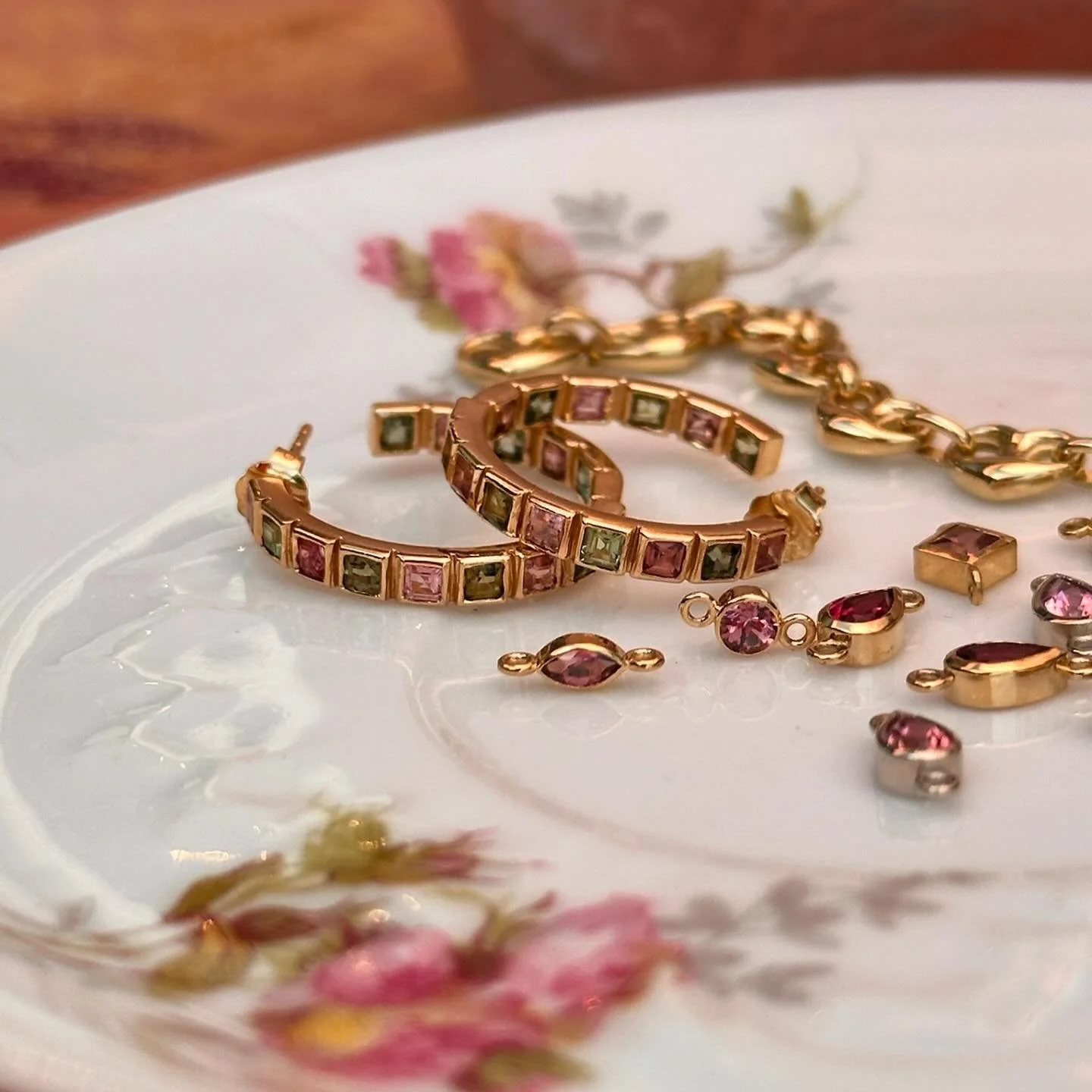 WE 💖 TOURMALINE 

October is here (how on earth is it already the 7th?????) and so is it&rsquo;s beautiful birthstone, Tourmaline! 

While this powerful gem comes in over 10 natural colors, we&rsquo;re especially fond of the green and pink varieties