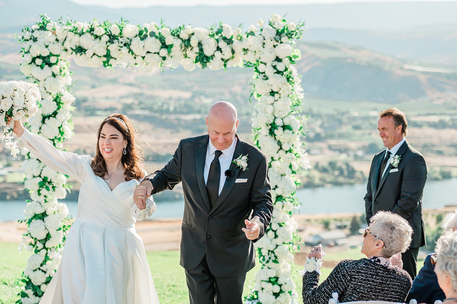 B. Jones Photography | seattle wa engagement photographer | seattle wedding photographer | wedding photographers near me | wedding pictures seattle | Woodmark Wedding | WENATCHEE, WA Wedding