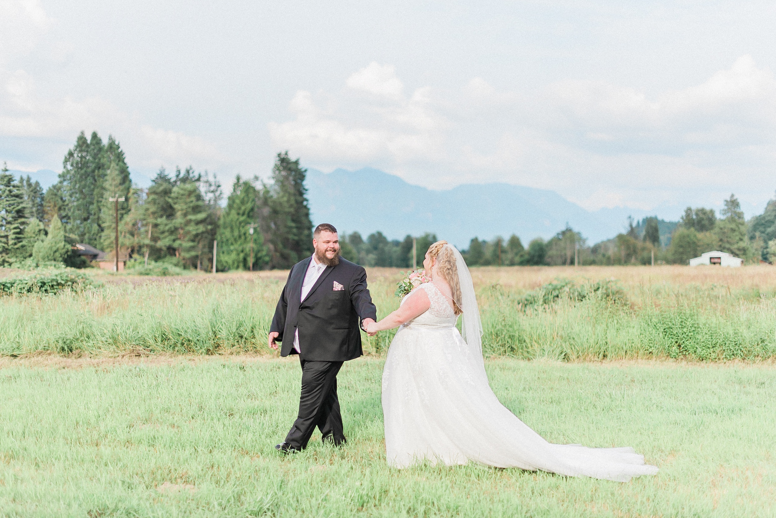 Rustic PNW backyard wedding - seattle wedding photographer