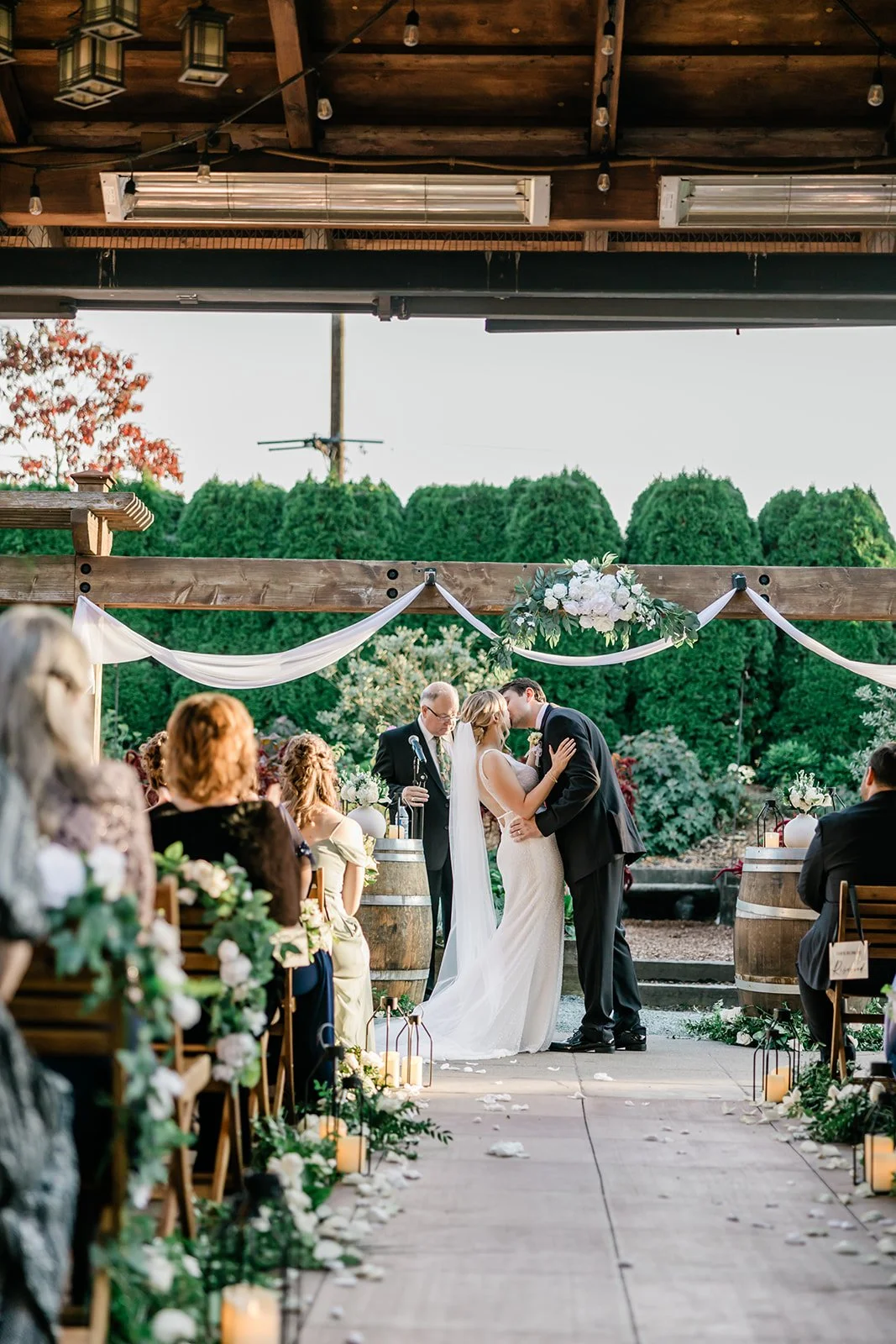 stephanie-jordan-willows-lodge-first-kiss.jpg