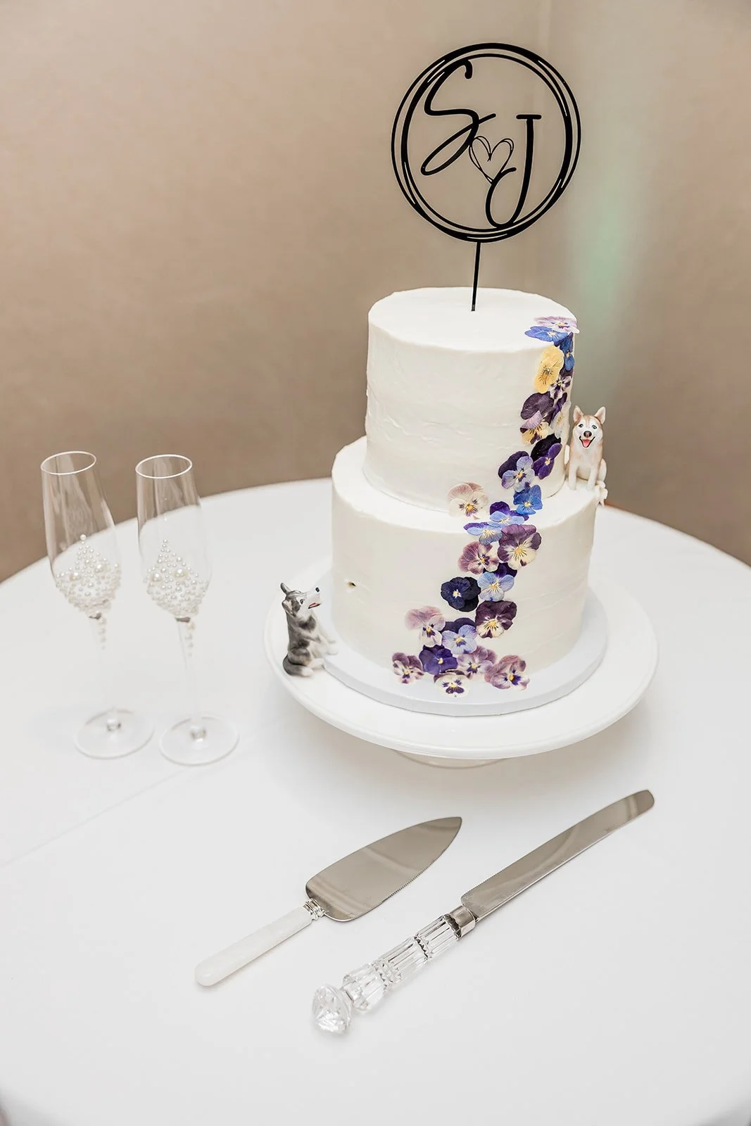 stephanie-jordan-willows-lodge-wedding-cake-topper-detail.jpg