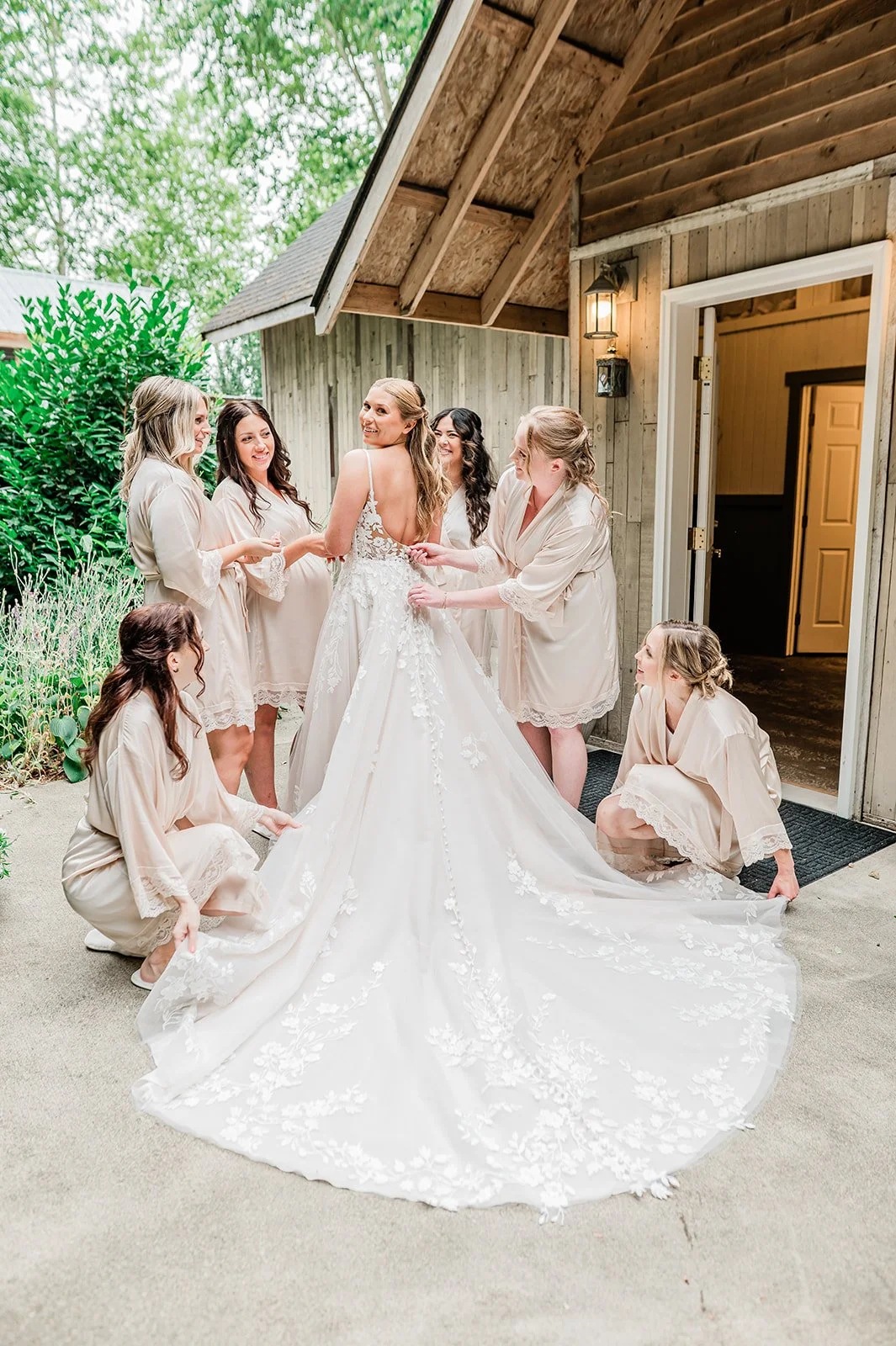 woodland-meadow-farms-bridesmaids-getting-ready.jpg