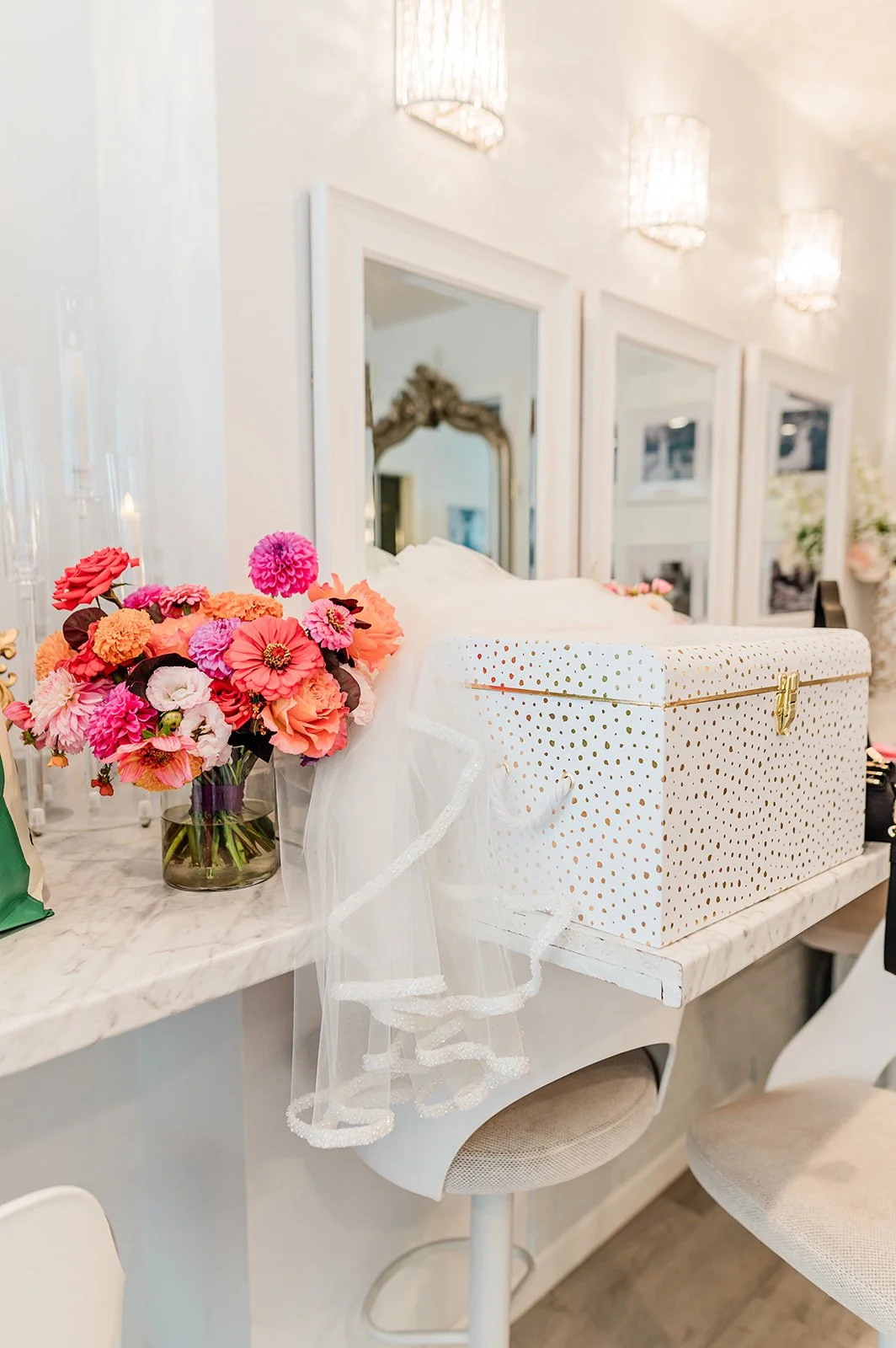 Bridal veil, bouquet, and polka-dot keepsake box on a marble vanity in the Jackson Manor getting-ready suite