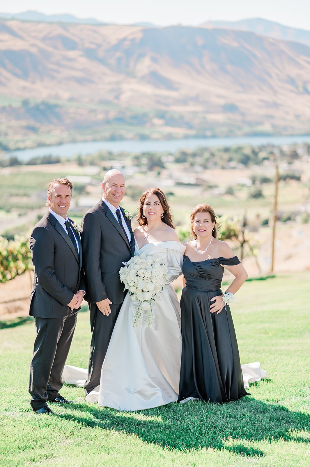B. Jones Photography | seattle wa engagement photographer | seattle wedding photographer | wedding photographers near me | wedding pictures seattle | Woodmark Wedding | WENATCHEE, WA Wedding