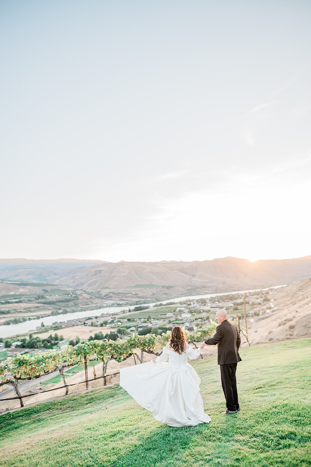B. Jones Photography | seattle wa engagement photographer | seattle wedding photographer | wedding photographers near me | wedding pictures seattle | Woodmark Wedding | WENATCHEE, WA Wedding