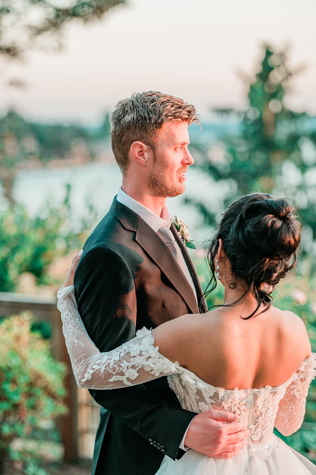 B. Jones Photography | seattle wa engagement photographer | seattle wedding photographer | wedding photographers near me | wedding pictures seattle | Woodmark Wedding | Dog Wedding Seattle