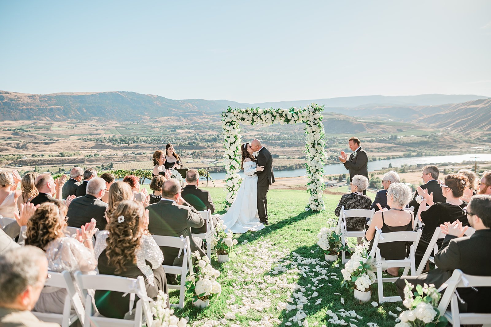 B. Jones Photography | seattle wa engagement photographer | seattle wedding photographer | wedding photographers near me | wedding pictures seattle | Woodmark Wedding | WENATCHEE, WA Wedding