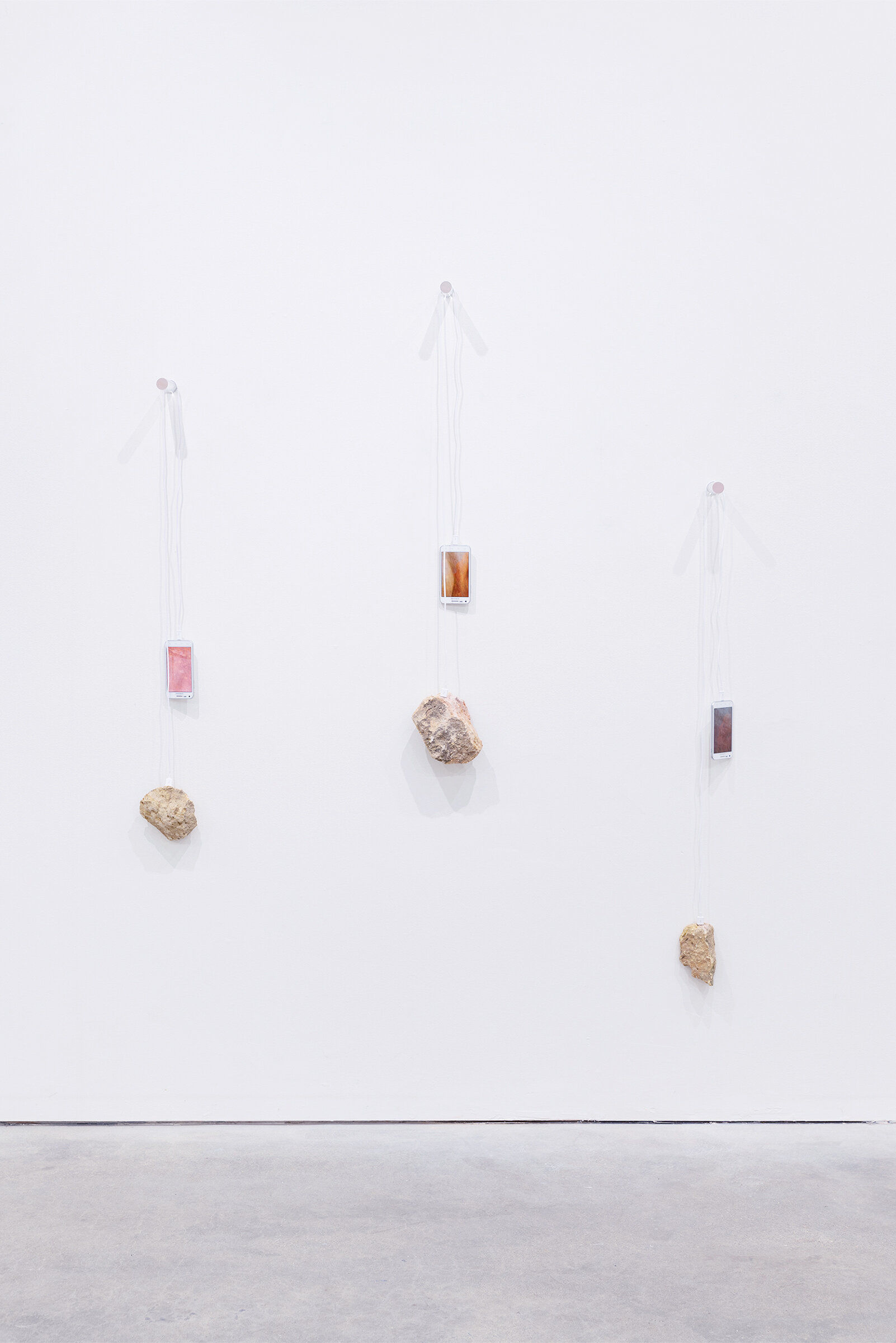   Lossy Chunks / Erosion , acrylic rod, sedimentary rock, smartphones, single channel videos, charging cables. 