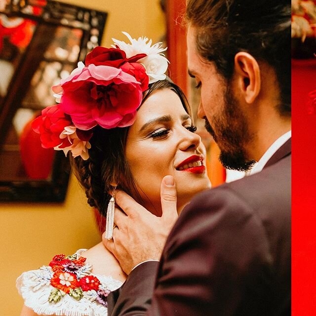 Frida Kahlo teve um casamento conturbado com Diego Rivera e alguns casos que deram o que falar, mas ao contr&aacute;rio do que possa parecer, n&atilde;o foi nenhuma de suas hist&oacute;rias de amor que motivou essa produ&ccedil;&atilde;o.

Nos concen