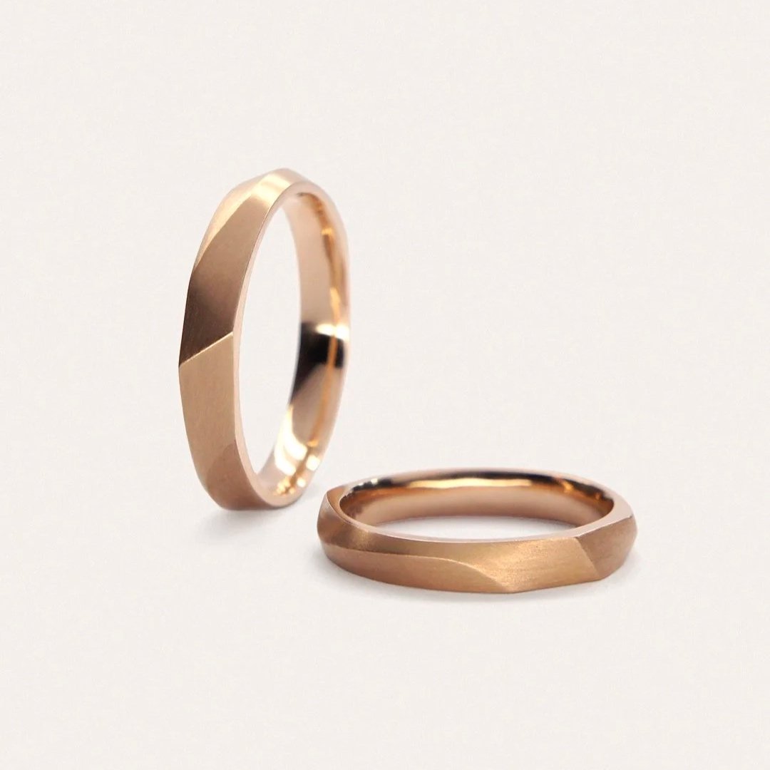 Aliança Areia - esculpida à mão em ouro Rosé 18k