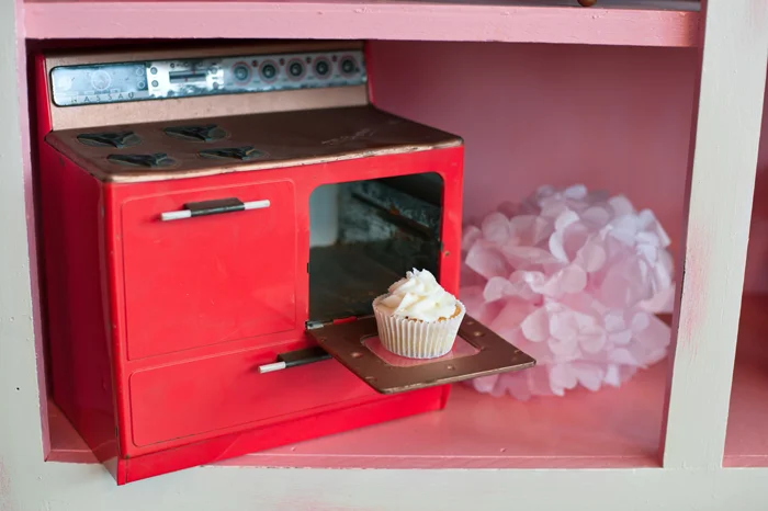 Tiny Oven Baking Cupcake