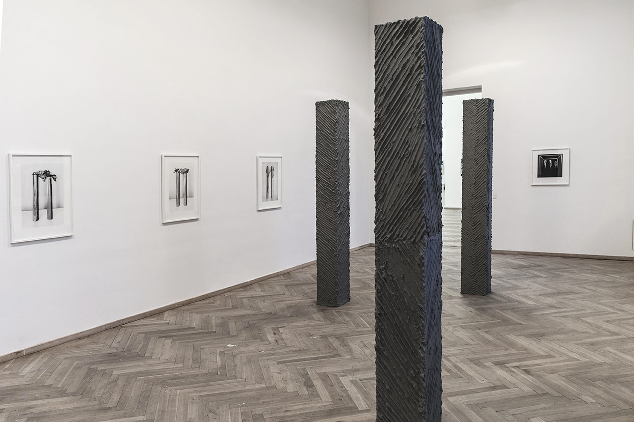 Line drawing pillars , Plaster, paint and wood, 120X120x244 cm (each), 2014 Photo Marc Fleuri