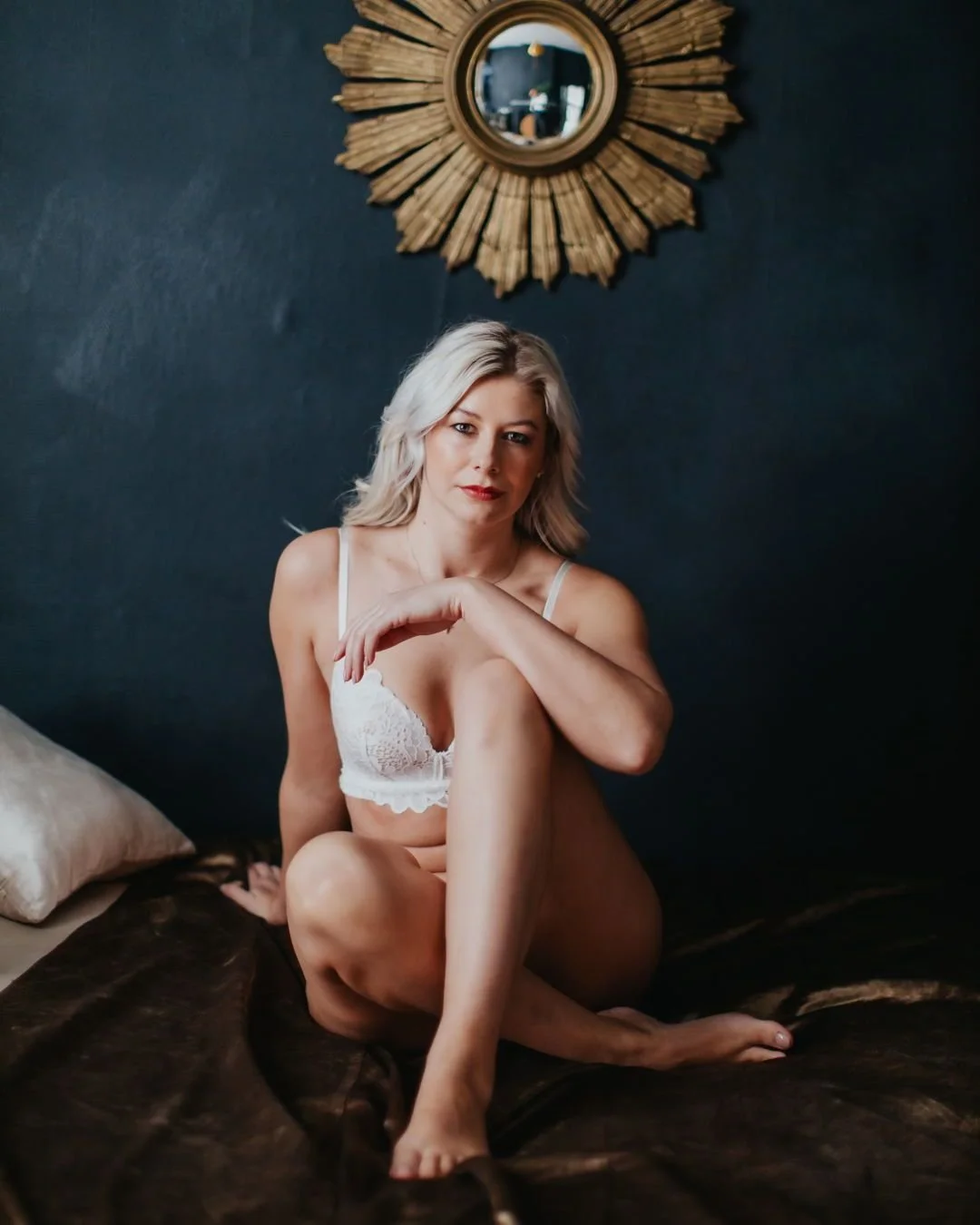 Je verliest niet door lief te hebben, je verliest door jezelf niet te zijn.

#womenempoweringwomen #equality #mybodymychoice #equalityindiversity #bodyshaming #empoweringwomen #womenempowerment #lingerieshoot #fotograafgent #powerwoman #stylehasnosiz