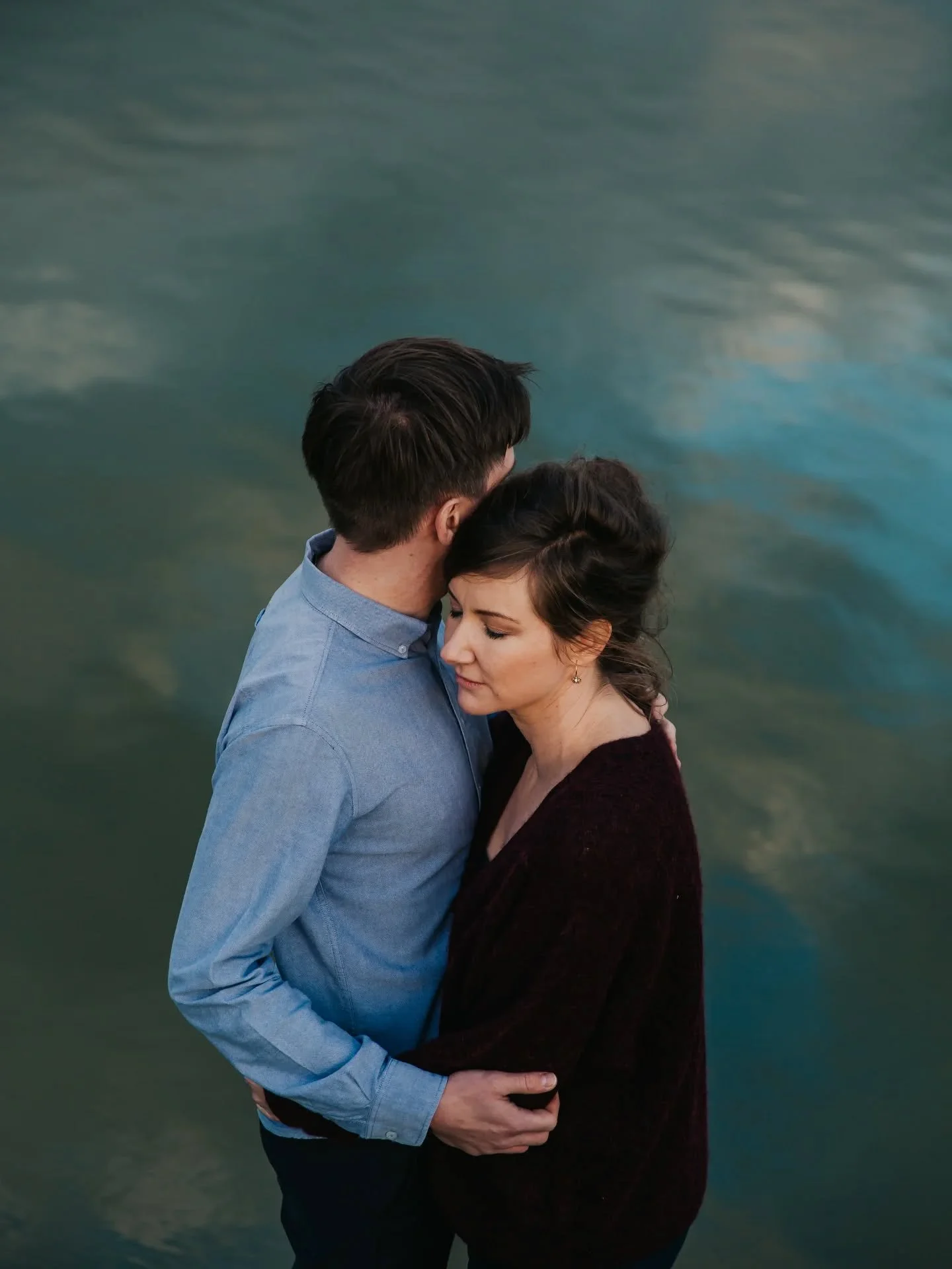 Caught from a distance: a quiet moment that screams about closeness.

#fotoshootgent #fotograafgent #koppelshoot #liefdeinbeeld #fotosessiegent