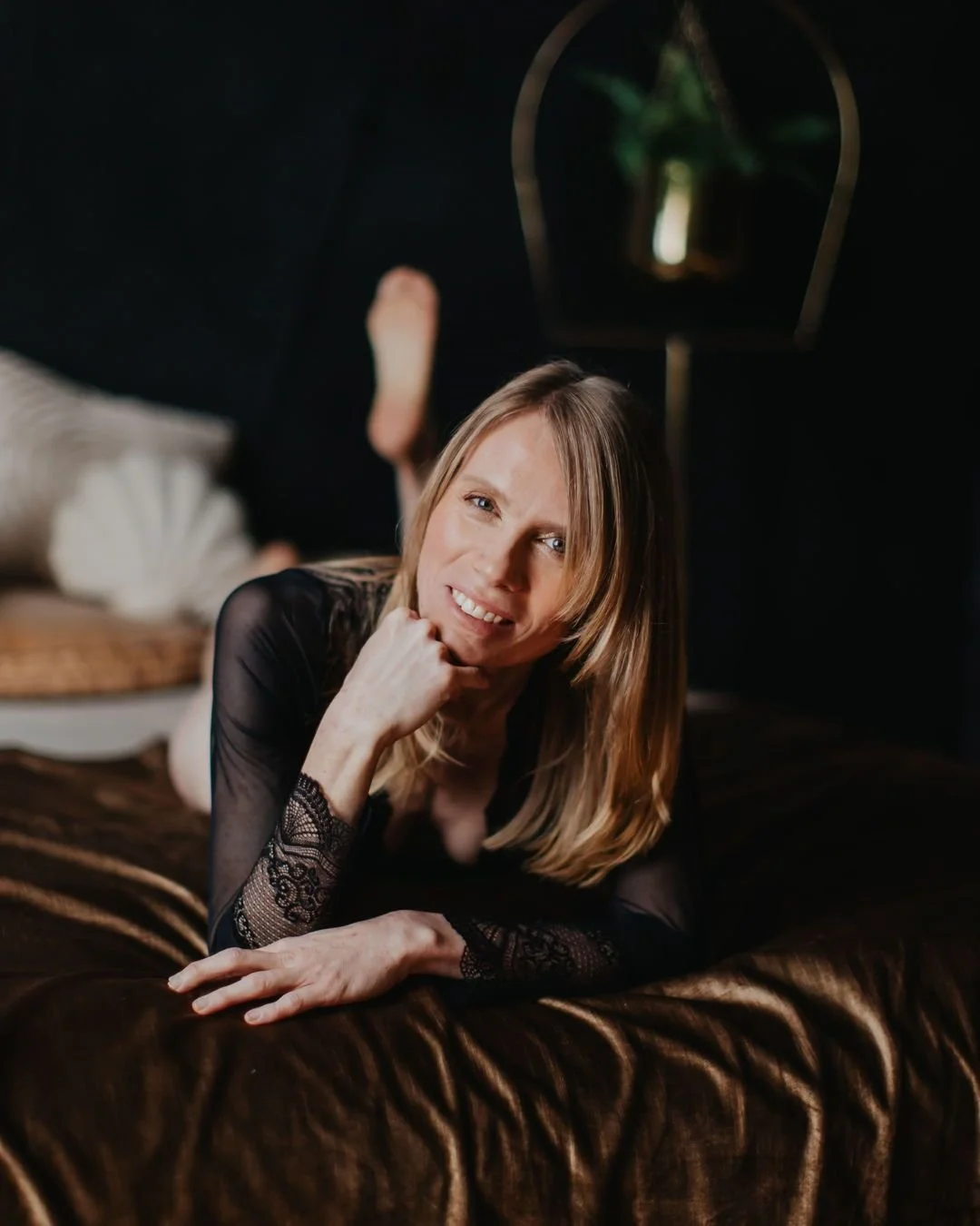 Wat is een Body &amp; Soul sessie precies? Wel; op mijn bed komen liggen zoals je thuis zou doen, beetje keuvelen, beetje rusten en een klein beetje yogabewegingen en hopla: een gallerij vol foto's gevuld met zelfvertrouwen en power.

#tijdvoorjezelf