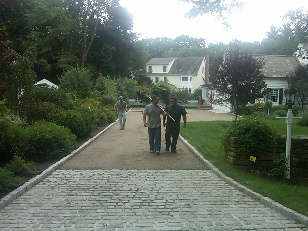 An Oil & Stone driveway with a Belgium block apron