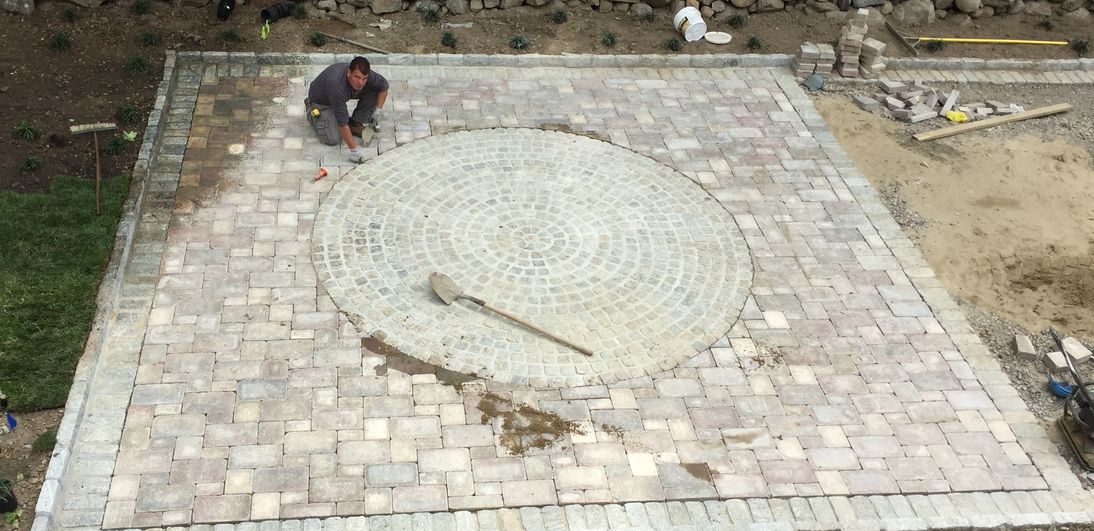 Pavers with Belgium Block Circle - Darien, CT