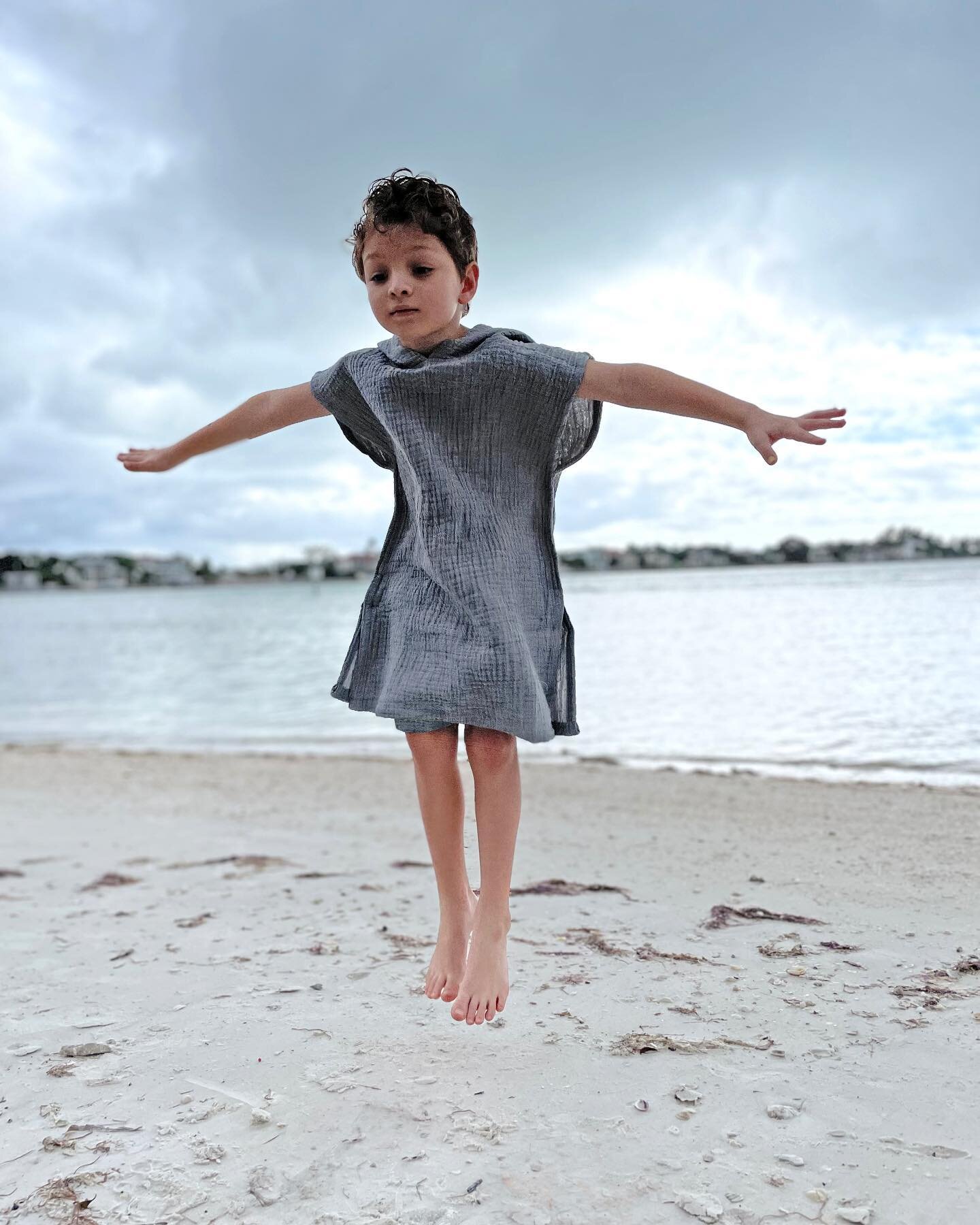 Exploring, dreaming big and taking it all in. Here is to life through a child&rsquo;s eyes.
◽️
Kids' Ojo Poncho now available at artguyworkshop.com
◽️
Hooded, flowy, comfy poncho for all the fun. Quick to dry. 

#youarehere #hereisgood #mindfulnesspr
