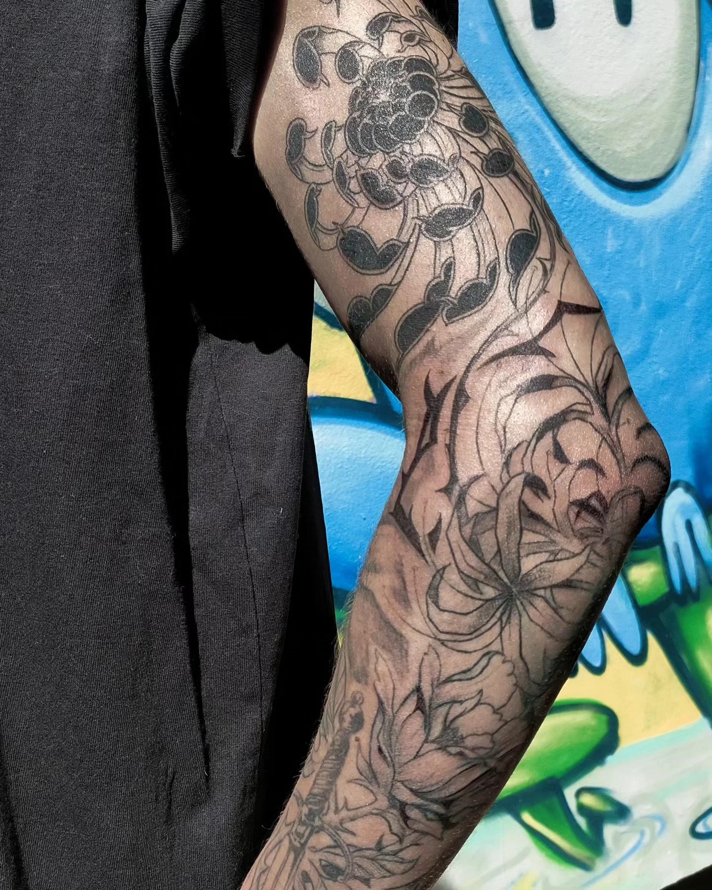 Merci @_wh0iszak 
@xptttoo @la_gare_experimentale

#tattooflowers #tattoomanchette #fleurs
#tatouage #tatoueur #tatouagefrance #tatouageparis #tatouageartistique
#tatouagerealiste #tatouagenoirgris #tatouagedetaille #tatouageportrait #tatouageombre
#