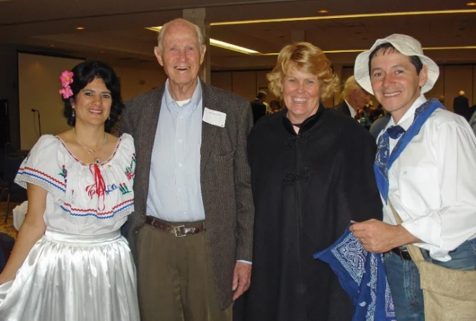 John Shackelford con su hija Charlotte con Eduardo y Sandra Ramirez de Costa Rica en un banquete Icthus.
