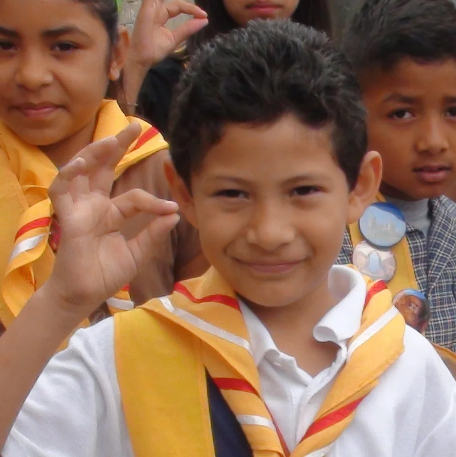 Un niño con su grupo de Héroes.