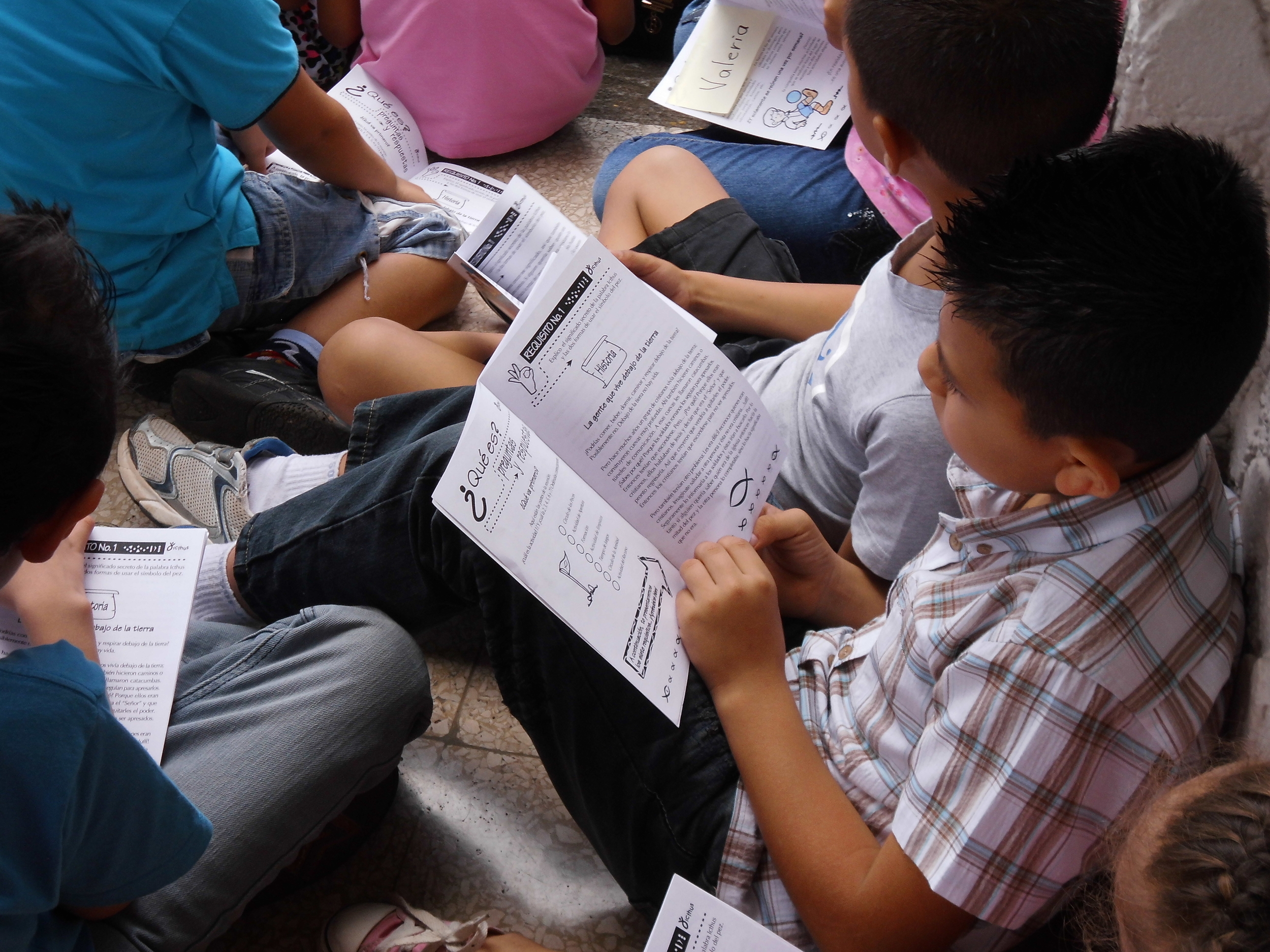 Un niño estudia su manual en Costa Rica.